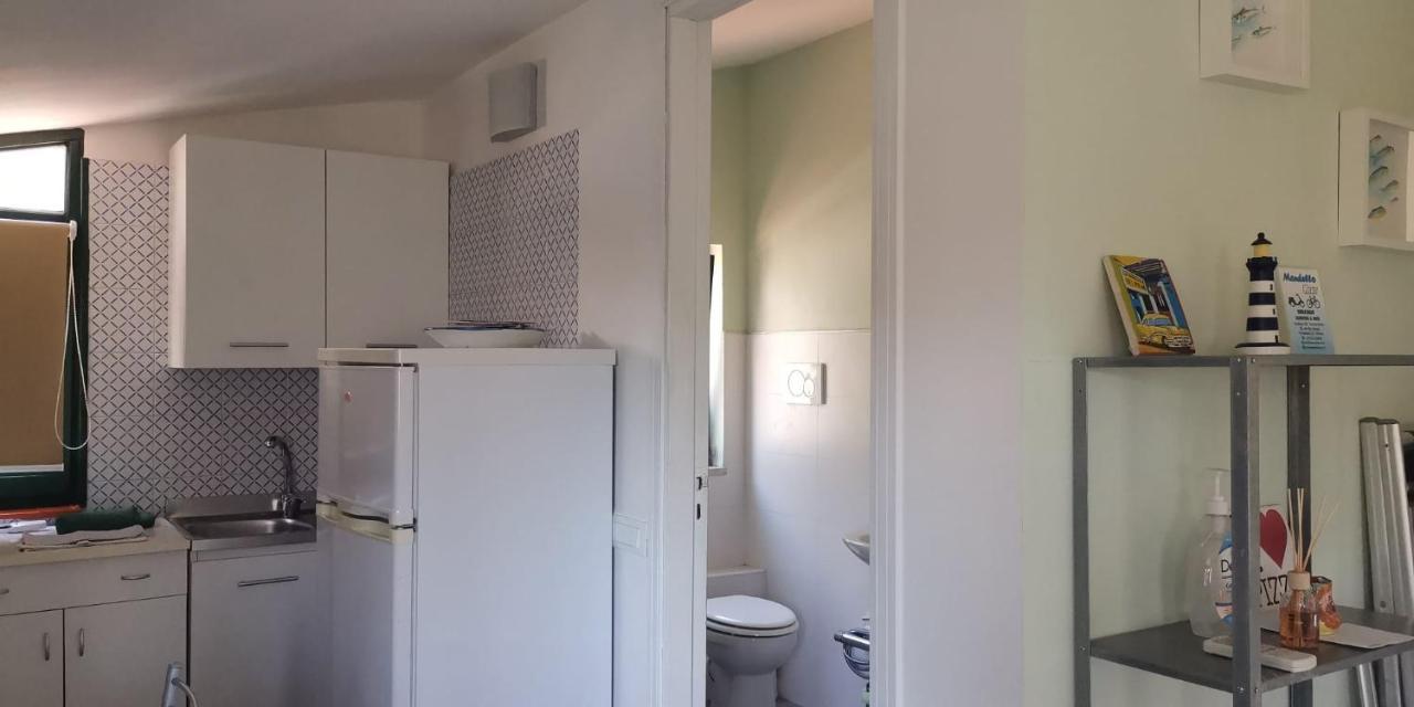 Monolocale I Delfini Apartment Мондело Екстериор снимка