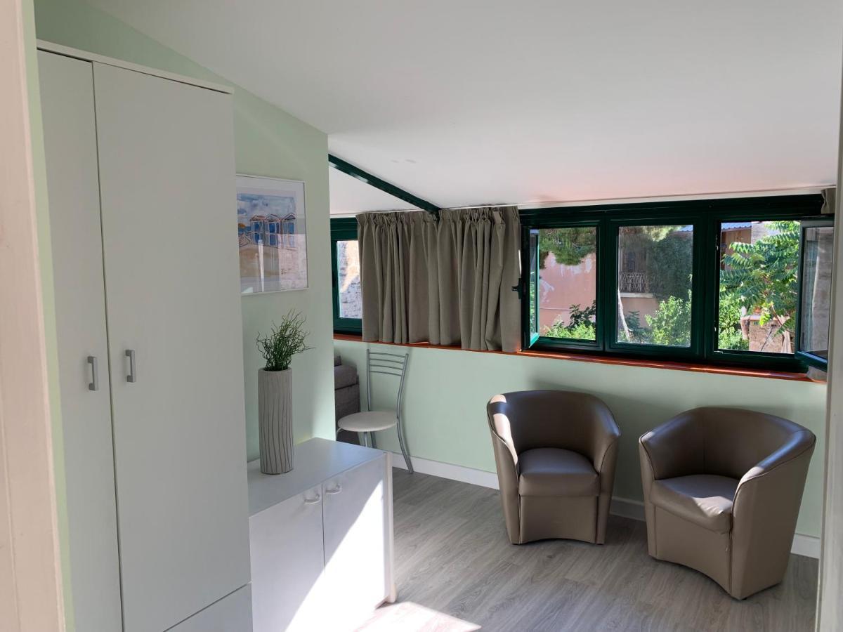Monolocale I Delfini Apartment Мондело Екстериор снимка